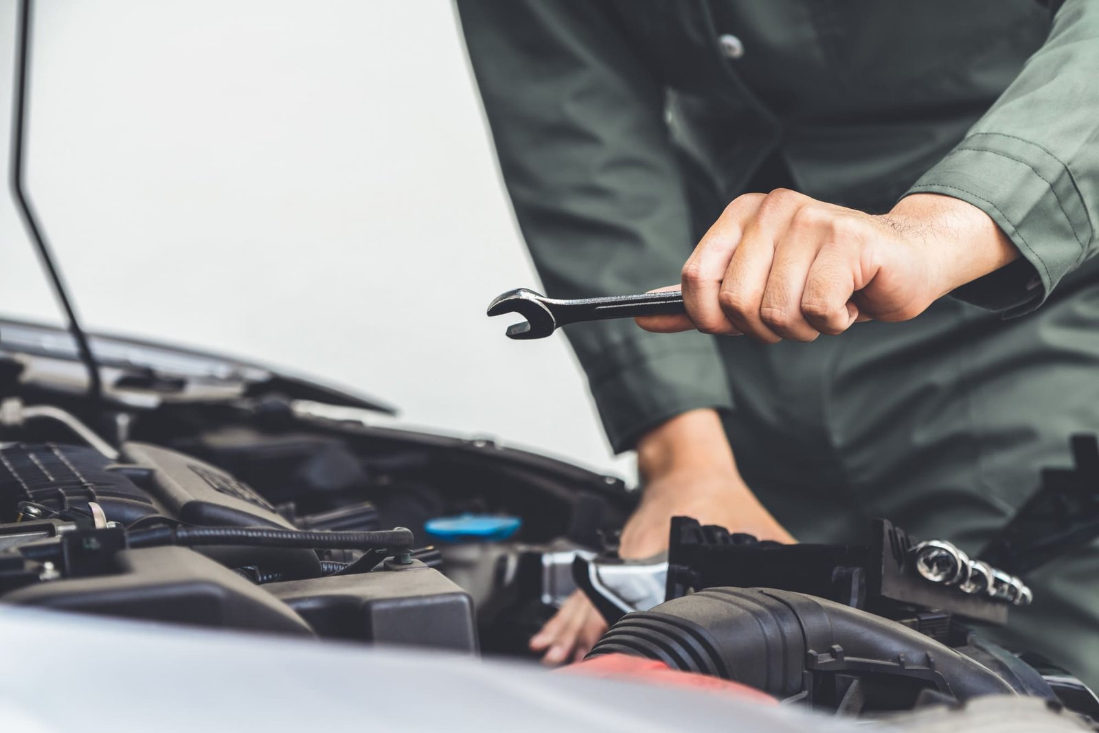 Mechaniker arbeitet mit Schraubenschlüssel am Motor